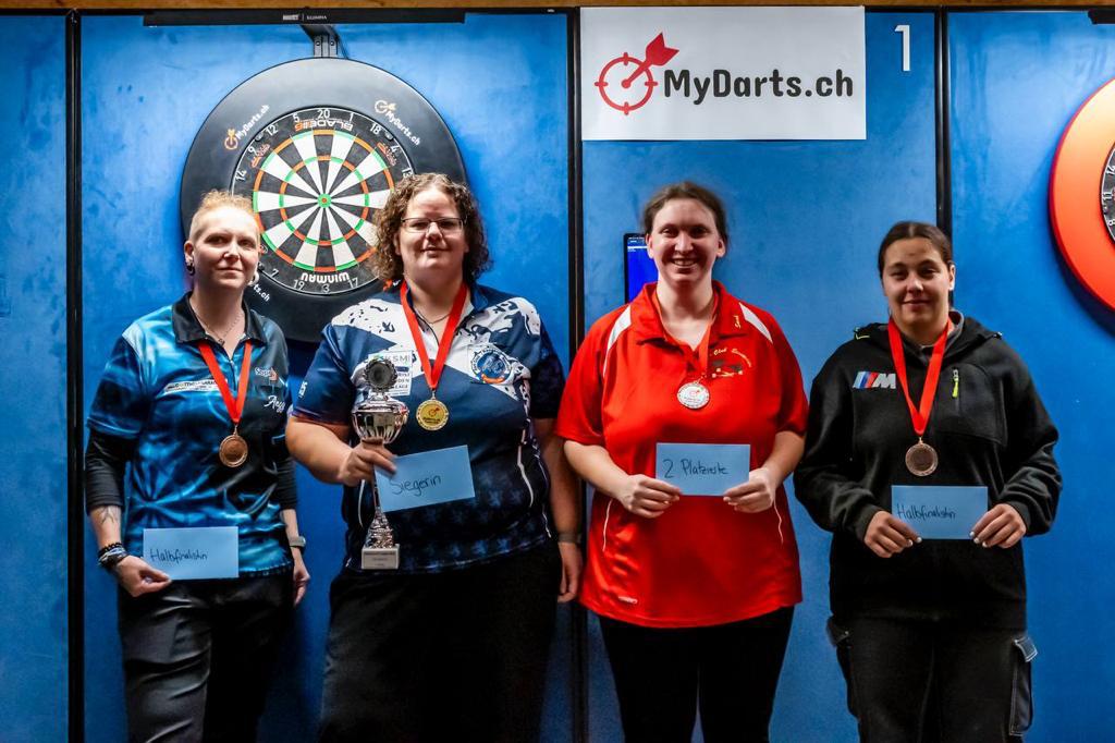 MyDarts Trophy 2023 - simple dames (de gauche à droite): Angela Heinrich (demi-finale); Fiona Gaylor (vainqueur), Sarah Bartlomé (finaliste) et Melanie Wellinger (demi-finale)